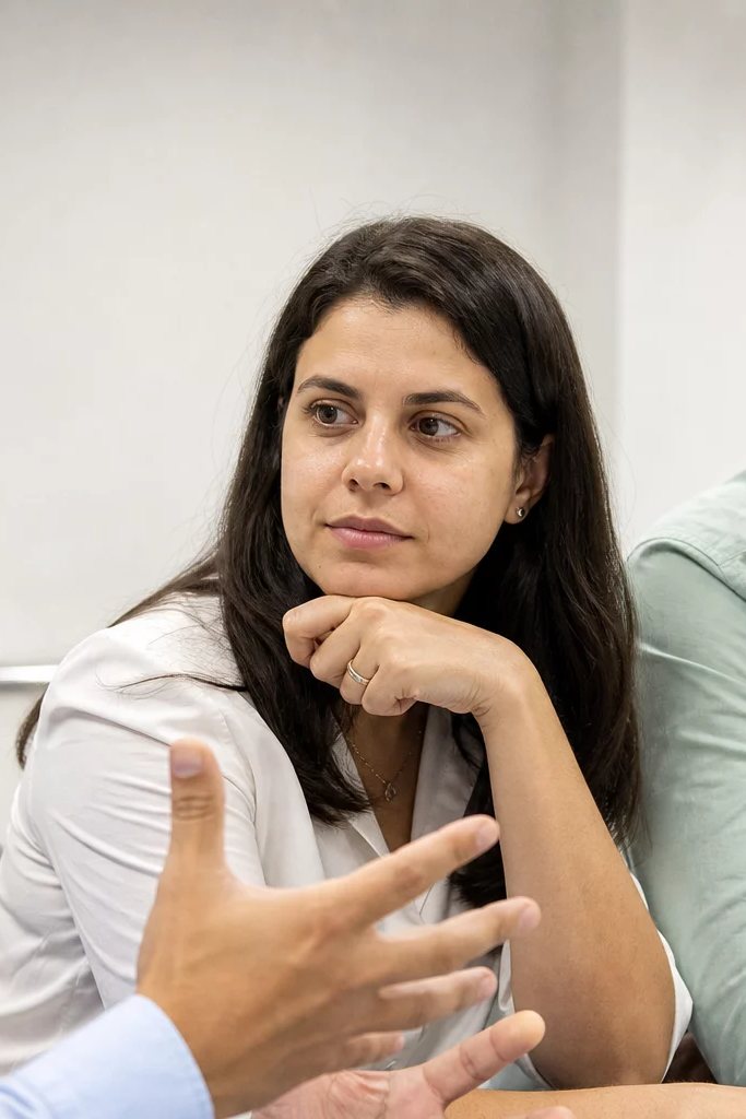Microfone sobre a tribuna com as cadeiras da sala desfocadas ao fundo